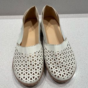 White slip on shoe lightweight kids size (guessing size 2.5/3)